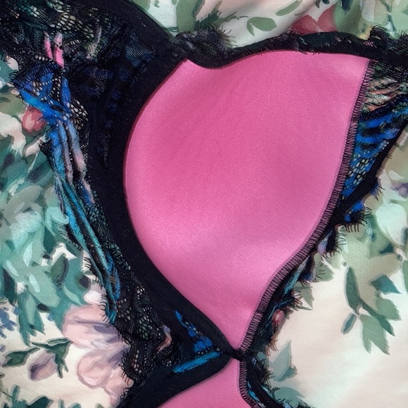 VS PINK Laced halter bra. - Picture 3 of 4